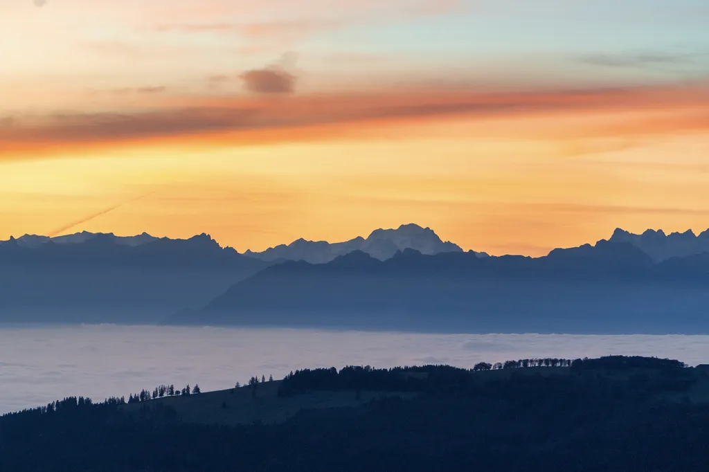 Coucher de soleil sur une mer de nuages