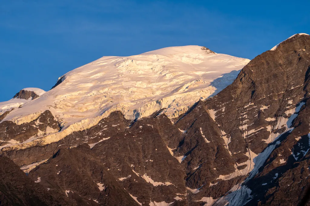 Sommet alpin enneigé à la lumière du soir